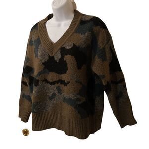Six Fifty V neck camo sweater size S